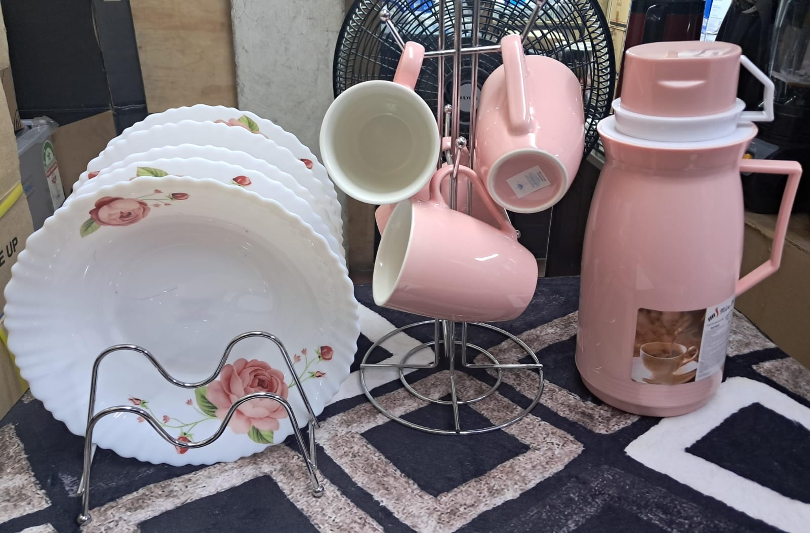 13pcs dinner set The modern kitchen needs the right kitchen utensils and  appliances to create an inviting atmosphere. We bring you this perfect dinner plate set with a premium quality for your daily