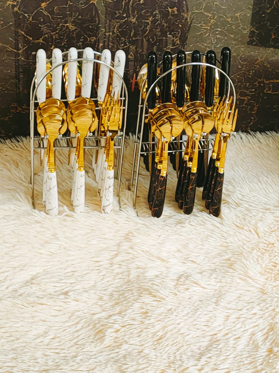 MARBLE CERAMIC HANDLE 24 PCS FLATWARE KNIFE FORK SPOON MATTE GOLD HANGING STAINLESS STEEL CUTLERY  this Cutlery set is a reusable cutlery set, suitable for multiple people to use, suitable for any occ