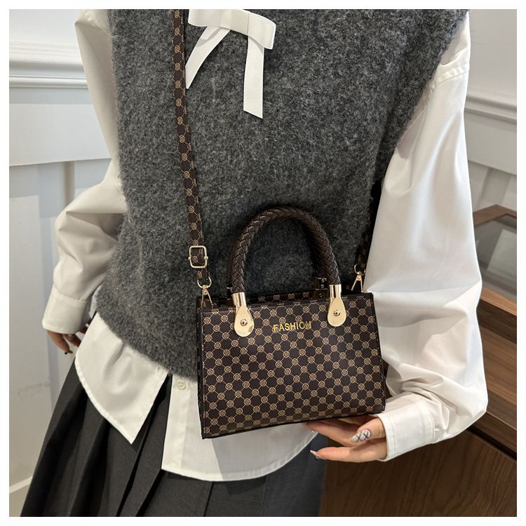 Casual Cool Crossbody Bag 2025 Spring New Bags Women's Retro Fashion Handbag Simple Western Style Shoulder Bag