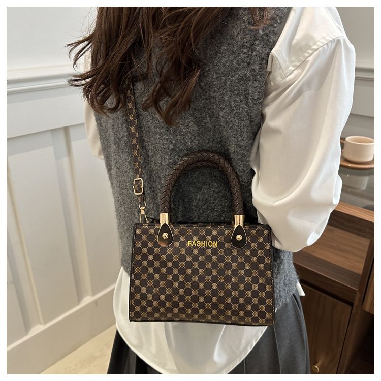 Casual Cool Crossbody Bag 2025 Spring New Bags Women's Retro Fashion Handbag Simple Western Style Shoulder Bag