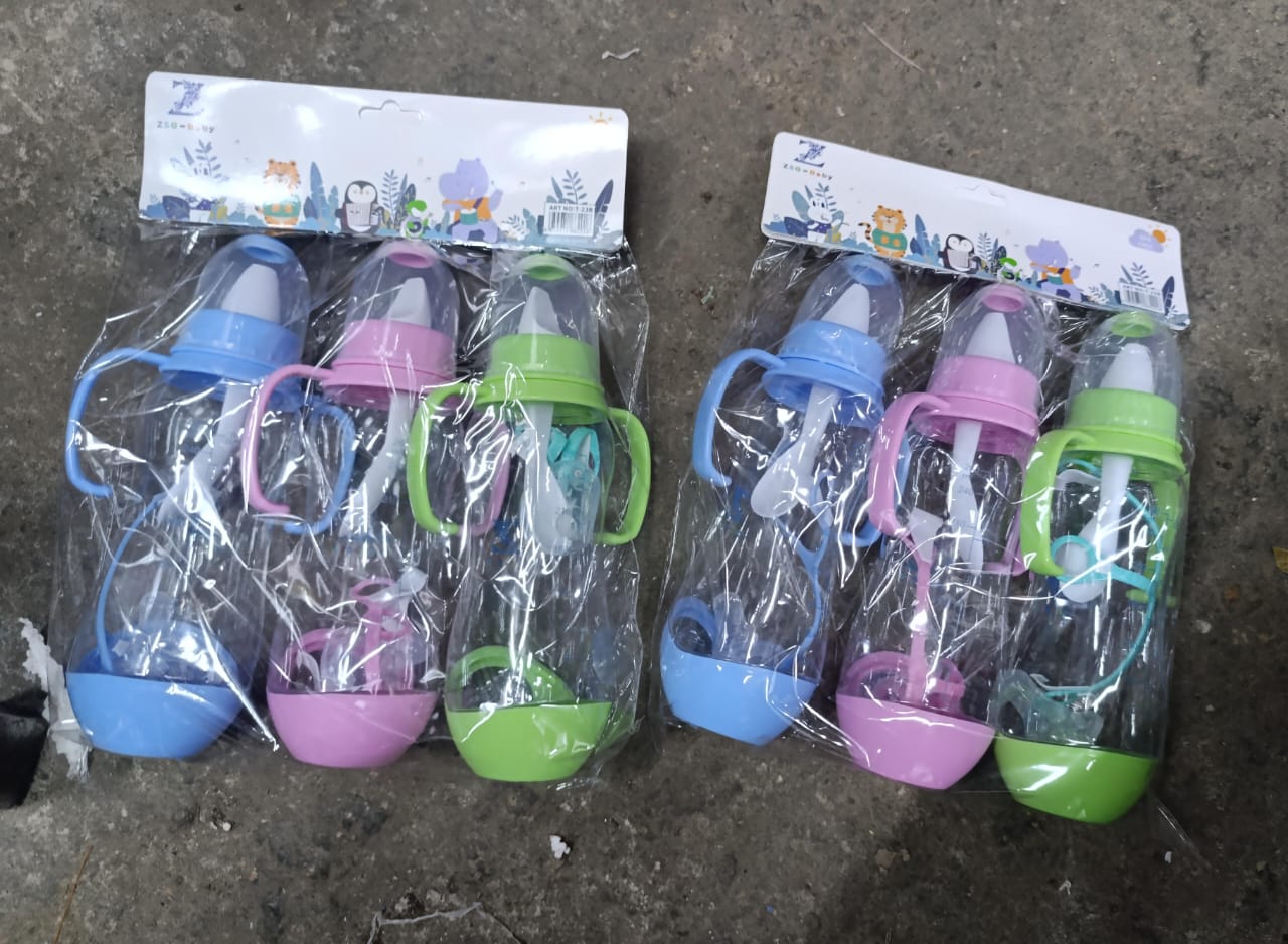 3-in-1 Baby Feeding Bottle (Big/Small) A multifunctional bottle with nipple A multifunctional bottle with nipple, straw, and spoon head.
Comes with double handles for an easy baby grip.