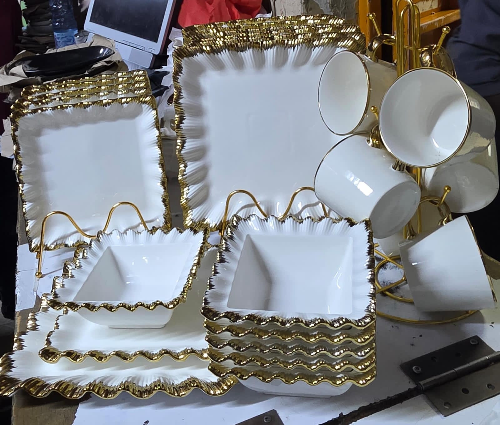 24 pcs zig gold dinner set - 6 pcs 10 inch plate, 6 pcs 8 inch side plate, 6 pcs 6 inch bowl, 6 mugs 300ml