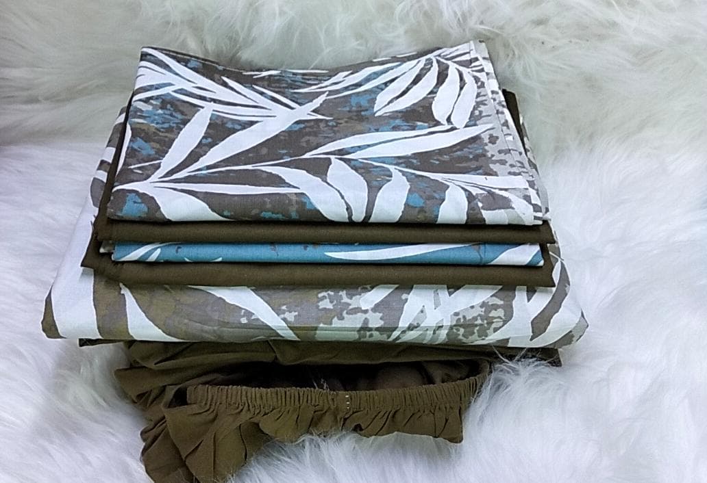 6*7 6 PC Mix and Match Bedsheets. 1 pc pattern bedsheet, 1 pc plain fitted bedsheet and 4 pcs pillow cases.