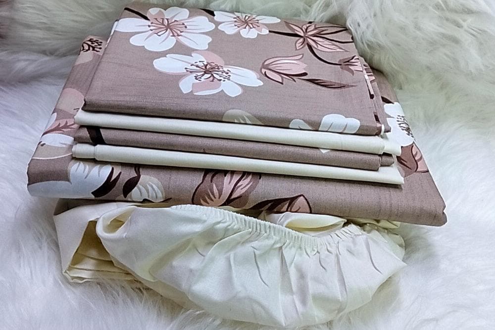 6*7 6 PC Mix and Match Bedsheets. 1 pc pattern bedsheet, 1 pc plain fitted bedsheet and 4 pcs pillow cases.
