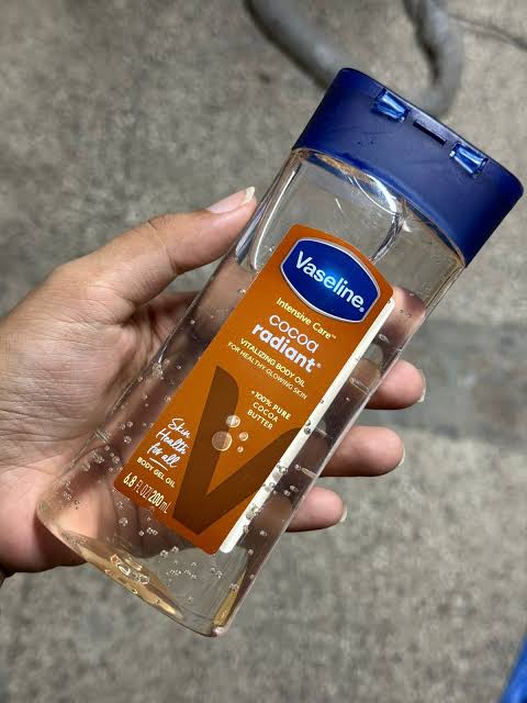 Vaseline Cocoa Radiant Body Oil With Pure Cocoa Butter - ade with 100% Pure Cocoa Butter + Replenishing Oils