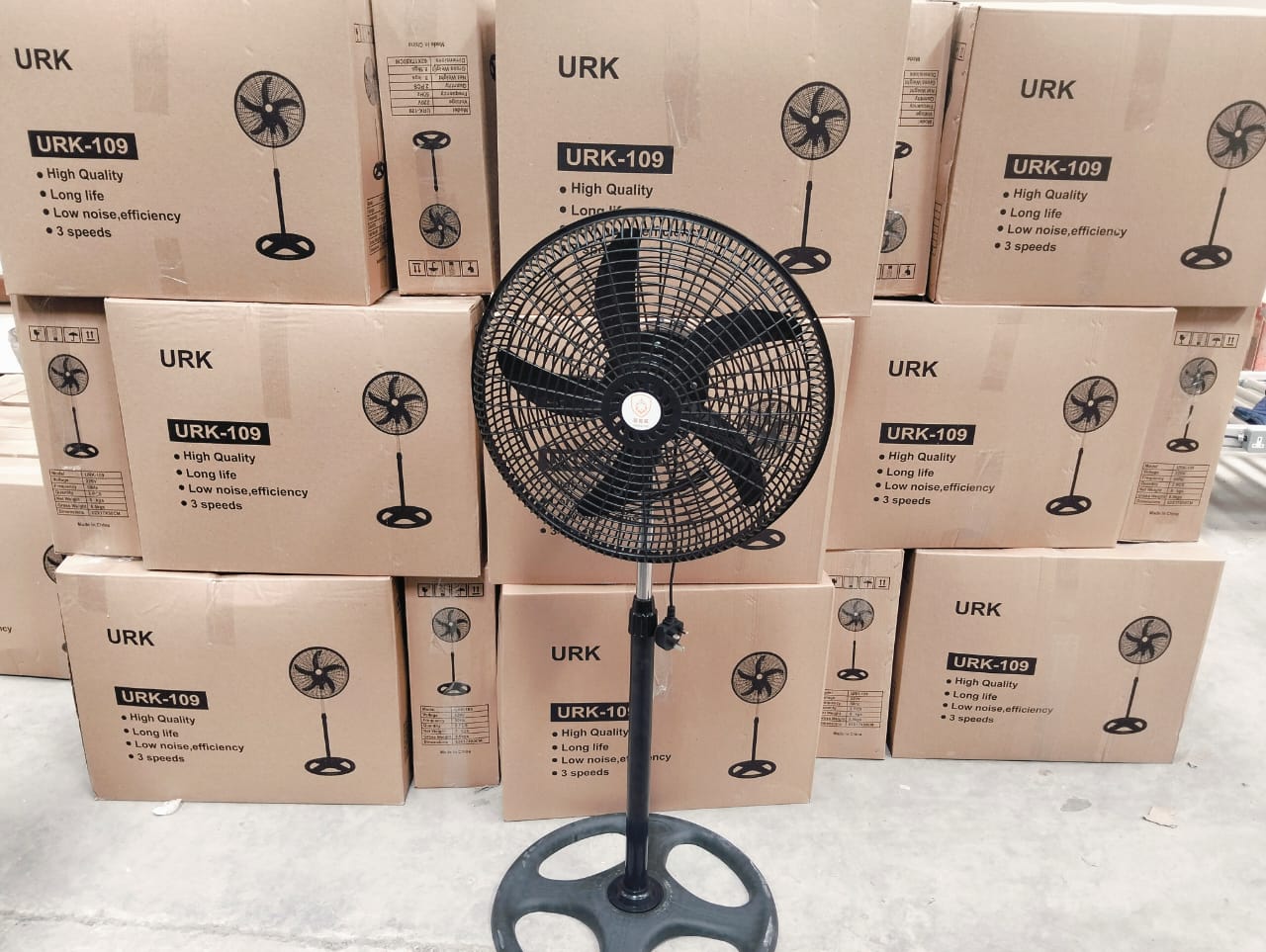 🪻ORDER NOW🪻Remote Controlled URK 18" Modern Standing Quiet Fan White Color with Steady Base and Remote Control📍Enjoy coolness at your place whether in the office, at home, or outdoors with this uni