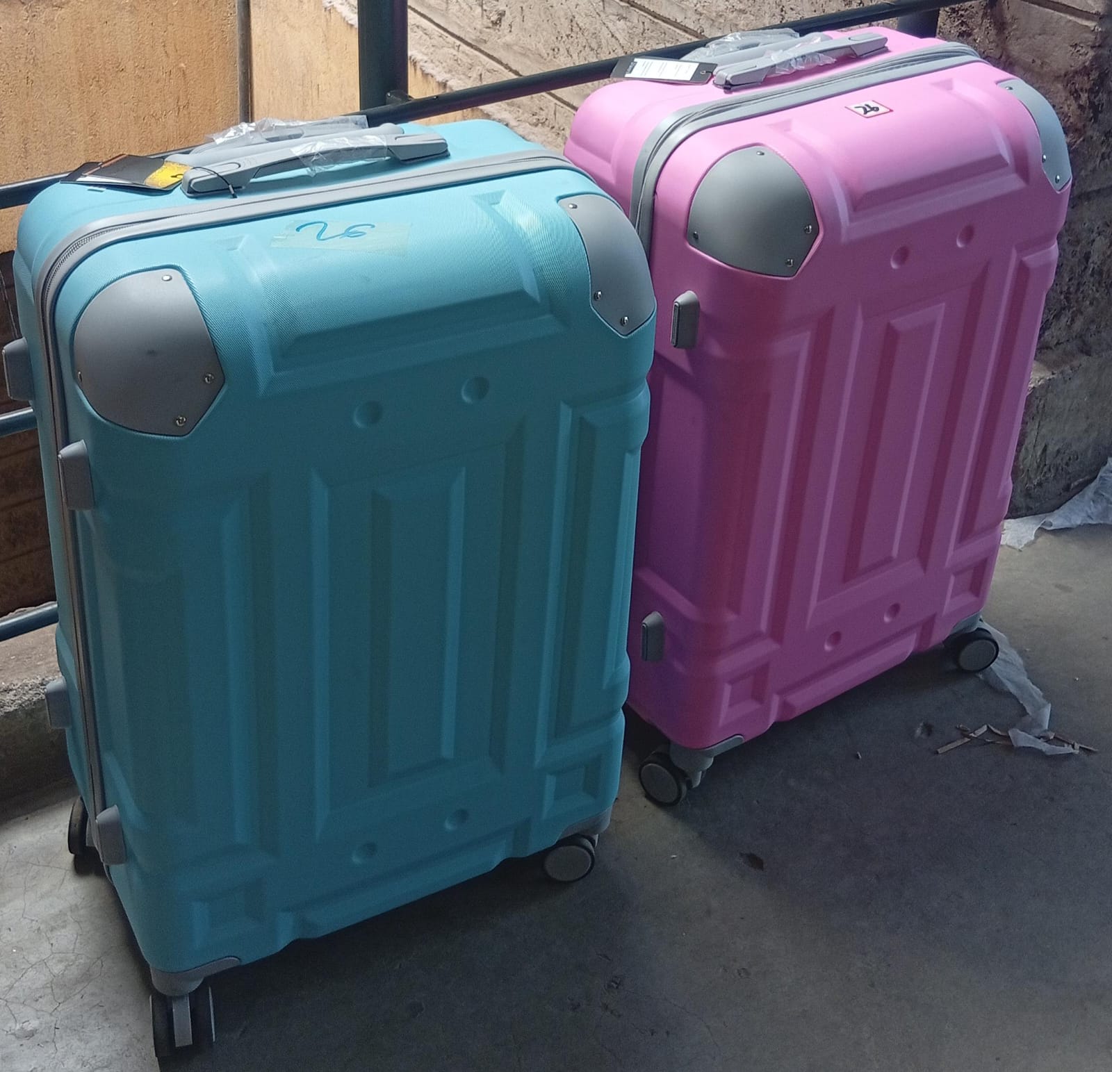 🍃😎PROMOTION 😎26 INCH 3 IN 1 LAXURIOUS FIBRE SUITCASE BRIEFCASE TRAVEL BAG.Made of high-quality materials
Sleek and stylish design
3-in-1 design 
Hard outer shell for protection
Number of compartmen