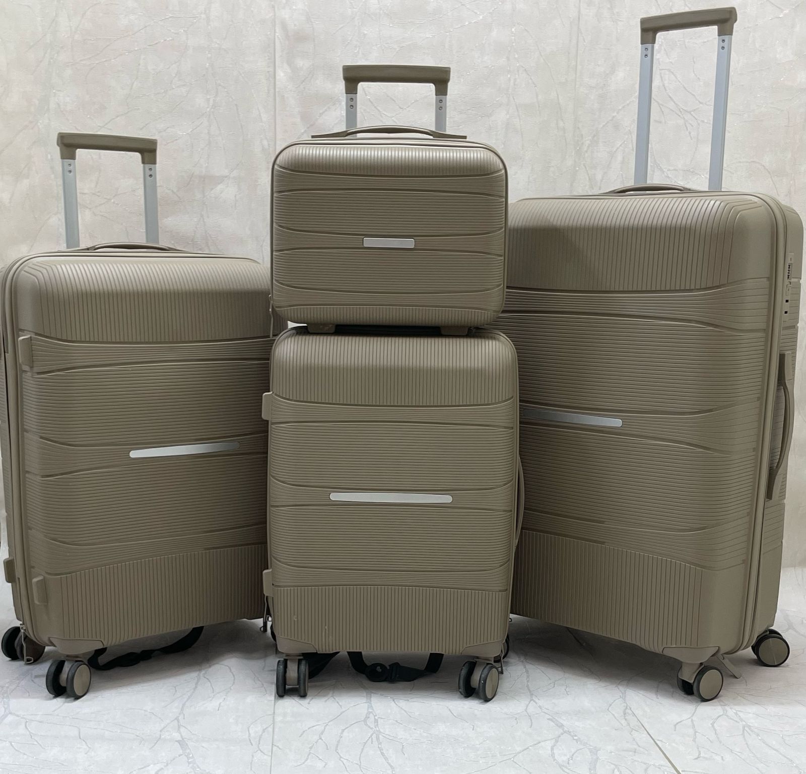 Fashion 4 in 1 Luxurious Unbreakable Suitcase.Made of high-quality materials 
Sleek and stylish design
4-in-1 design 
Hard outer shell for protection FROM SCRATCHES
Number of compartments and pockets