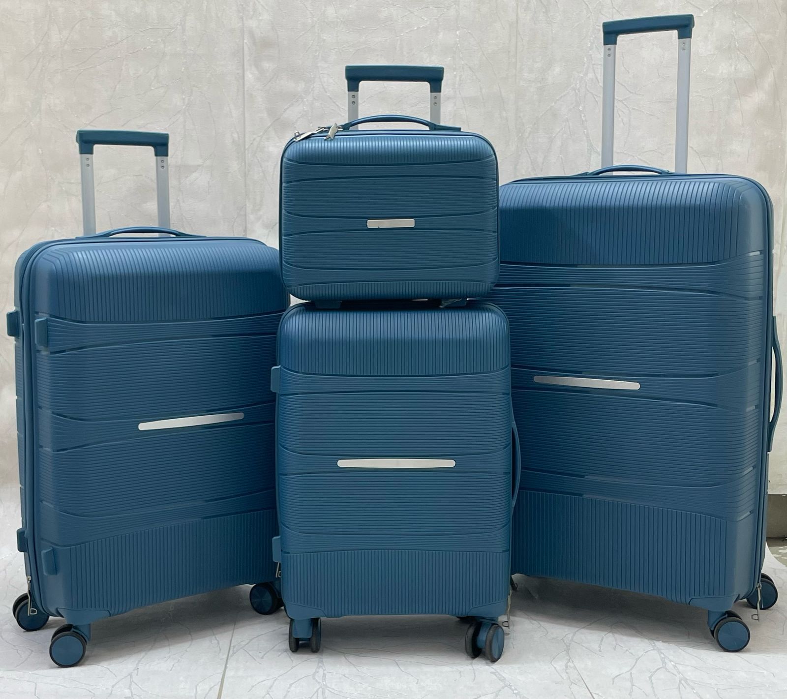 Fashion 4 in 1 Luxurious Unbreakable Suitcase.Made of high-quality materials 
Sleek and stylish design
4-in-1 design 
Hard outer shell for protection FROM SCRATCHES
Number of compartments and pockets