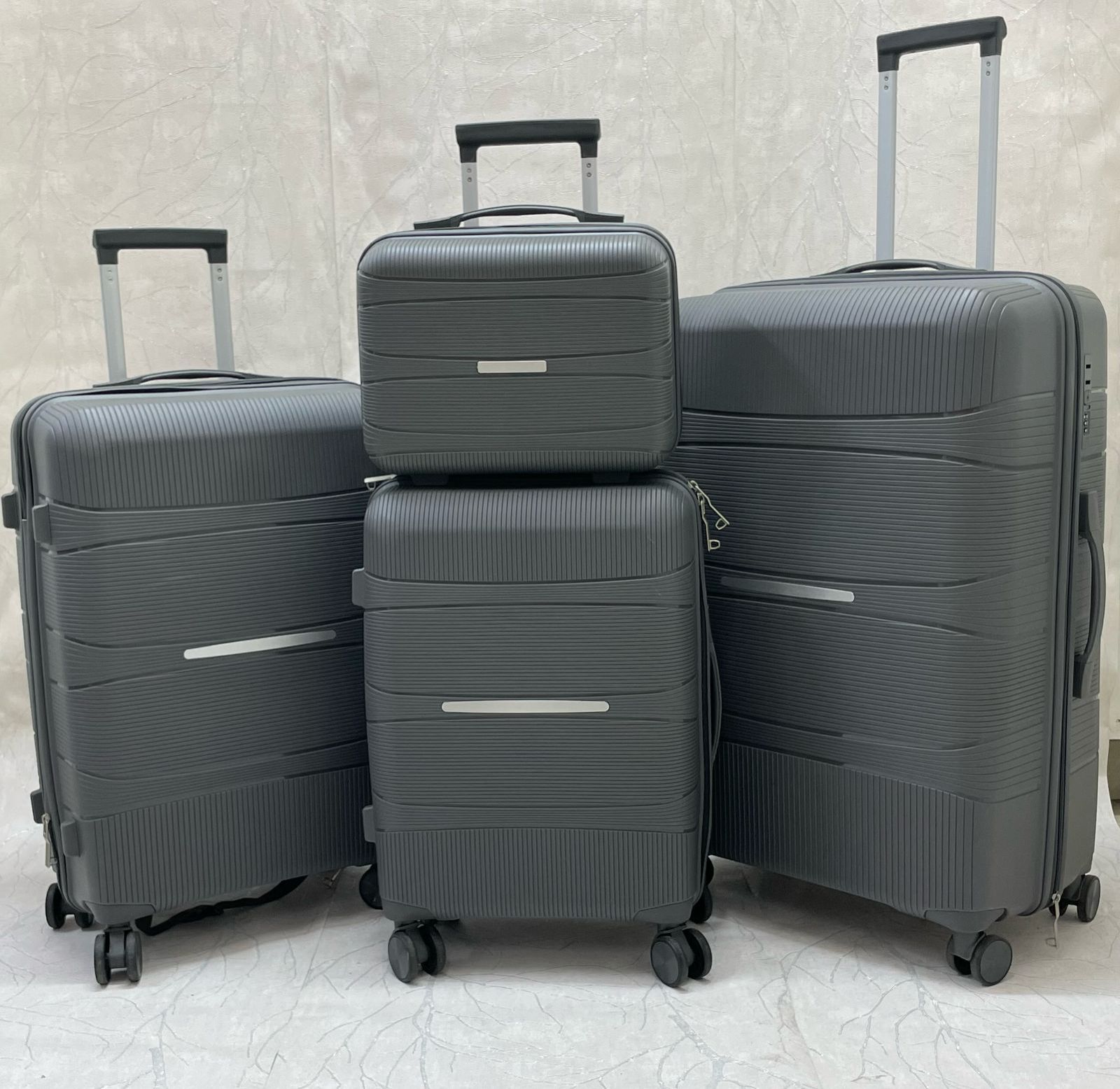 Fashion 4 in 1 Luxurious Unbreakable Suitcase.Made of high-quality materials 
Sleek and stylish design
4-in-1 design 
Hard outer shell for protection FROM SCRATCHES
Number of compartments and pockets