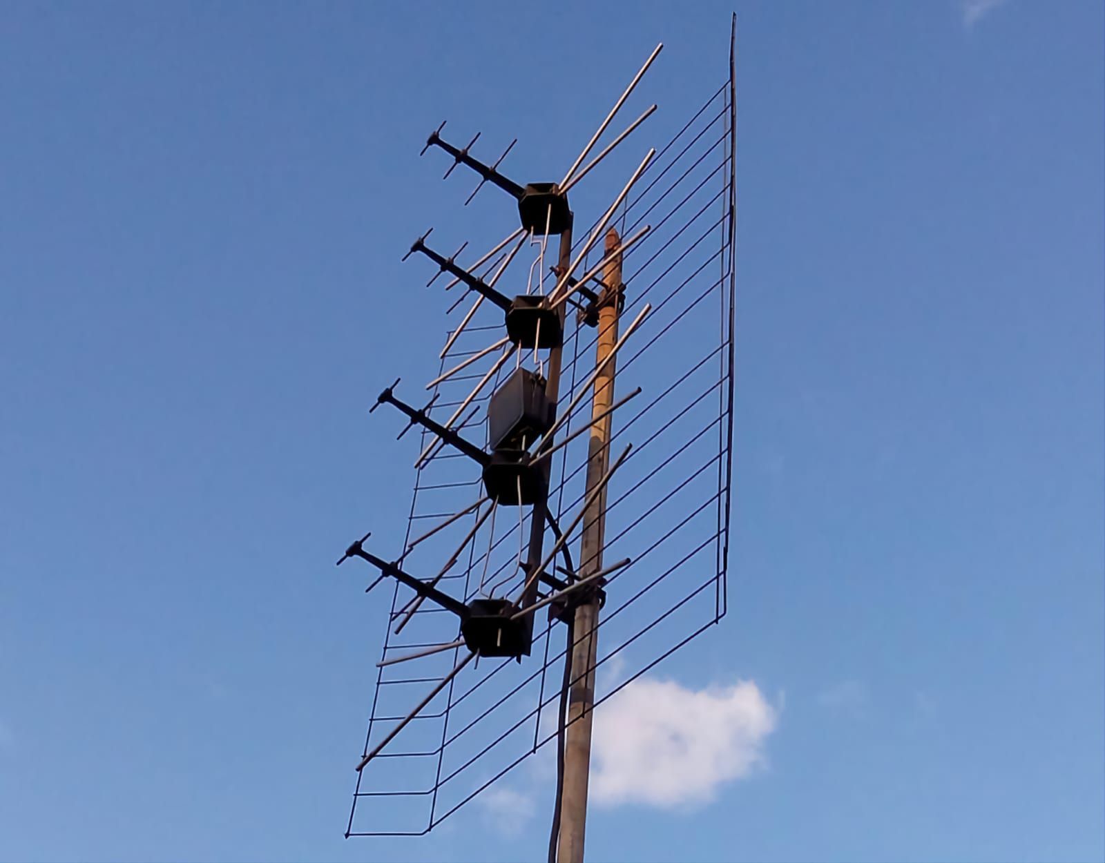 JETA High Gain UHF VHF Grid TV Antenna Aerial. 
This type of antenna is designed to receive both UHF and VHF signals for digital TVs and decoders. 
It is often used in areas where signal interference