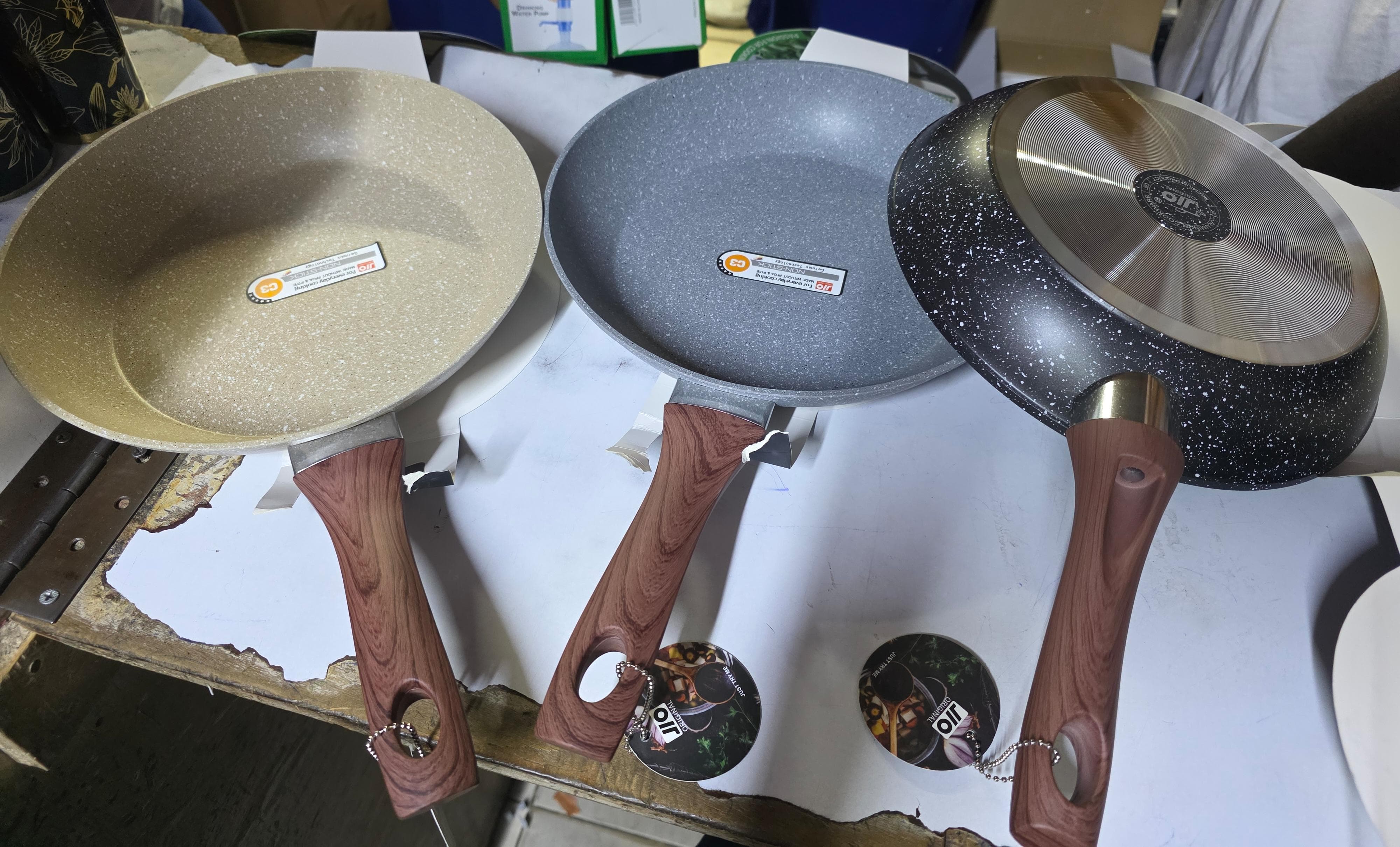 28 cm forged frying pan .Frying Pan has been coated with layers of chemical free non-stick surface. Perfect for healthy omelettes, stir fries and ideal for searing, the non-stick surface ensures that