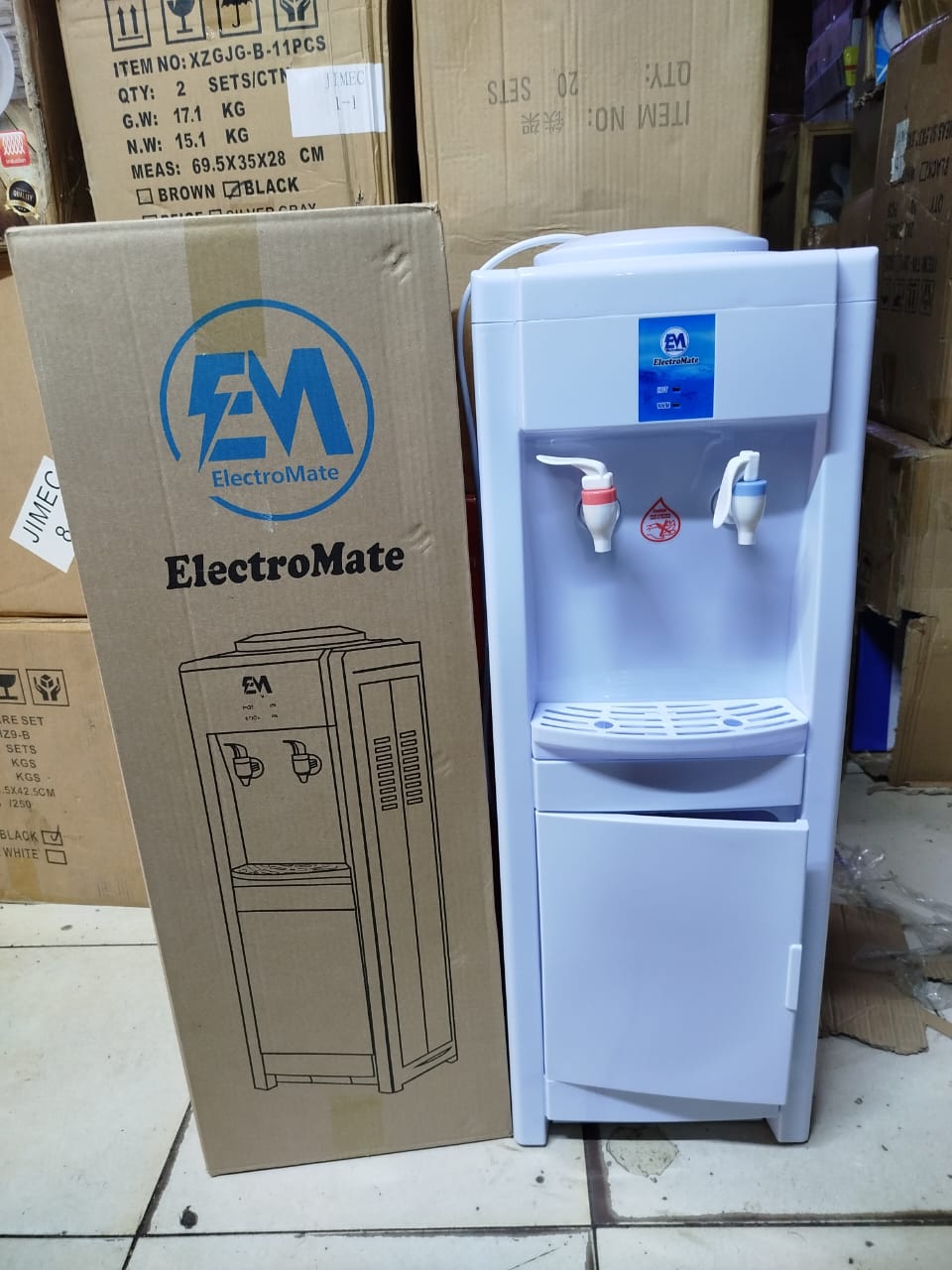 📌🍂PRICE DROP🍂📌Em ElectroMate Water Dispenser With Hot And Normal Water.Simple push-button operation for easy use.
Sleek and durable design for home or office.
Compact and space-saving for convenie