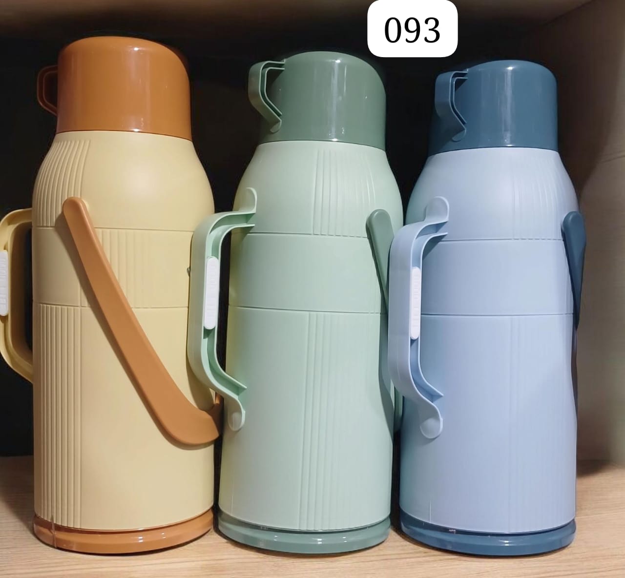 🍂New in🍂3.2 Litres Flask Plastic The vacuum flask is made of high quality stainless steel that is unbreakable hence durable.

It has an easy grip handle which is heat resistant.

It keeps drinks Hot