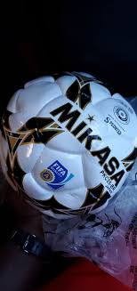 🍂✅️FIFA QUALITY ✅️Mikasa Orginal Size 5 Soccer Ball Black,Gold & White Football.Good wear resistance,resistant to kick
Long-term use can still maintain a good status
High-precision sewing and smooth