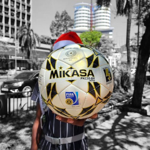 🍂✅️FIFA QUALITY ✅️Mikasa Orginal Size 5 Soccer Ball Black,Gold & White Football.Good wear resistance,resistant to kick
Long-term use can still maintain a good status
High-precision sewing and smooth