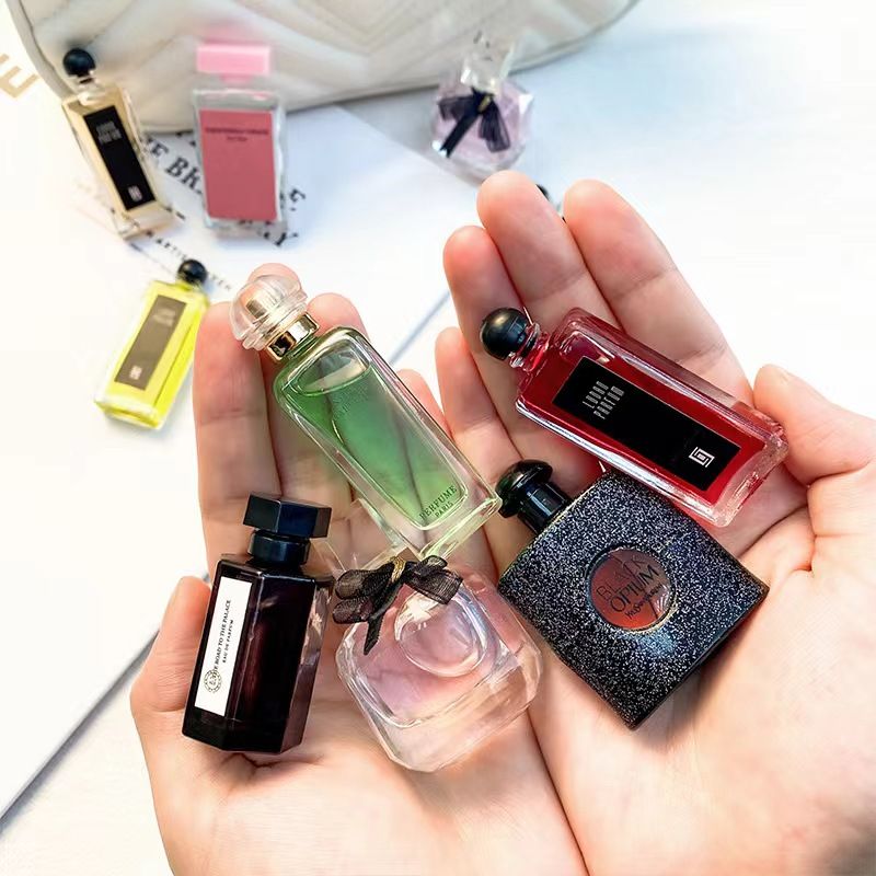 1 PCS Q sample perfume Men'S Perfume Women's perfume Long lasting fragrance retention Easy to carry Light and natural fragrance Women's perfume