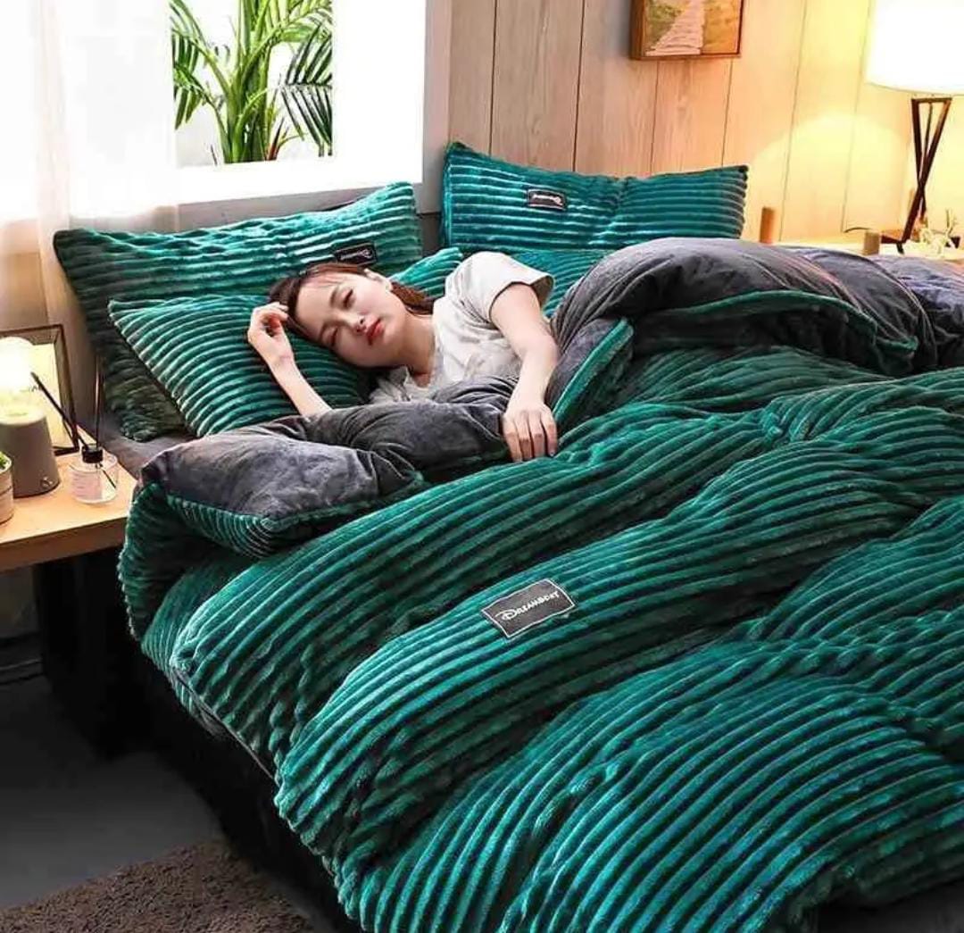 1 Pc Soft Velvet Woolen Duvet Set(1 pc Duvet,1Pc Bedsheet,2 Pcs Pillowcases) Blanket Single Warm Woolen Duvet Luxurious Woolen Heavy Double-sided Winter Thickened Warm Comforter, Many Colours availabl
