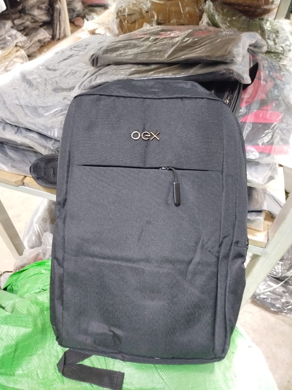 Large Laptop Bag – Stylish, Spacious & Secure
Carry your laptop and essentials in style with this Large Laptop Bag, designed for professionals, students, and travelers who need practicality without co