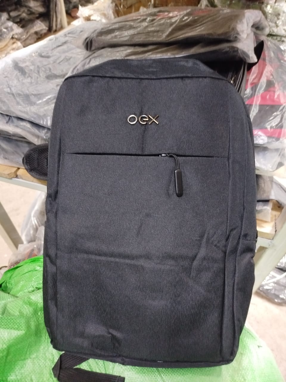 Large Laptop Bag – Stylish, Spacious & Secure
Carry your laptop and essentials in style with this Large Laptop Bag, designed for professionals, students, and travelers who need practicality without co