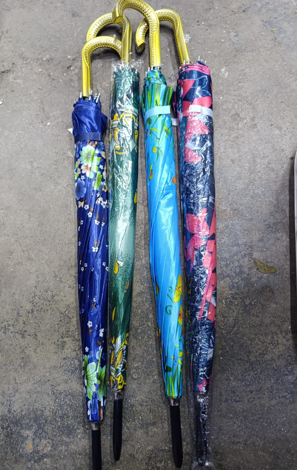 Long Umbrellas with Premium Printed Designs ☂️
Step out in style and confidence with our Long Satin Printed Umbrellas — where fashion meets functionality!
🎨 Design & Material
These umbrellas feature