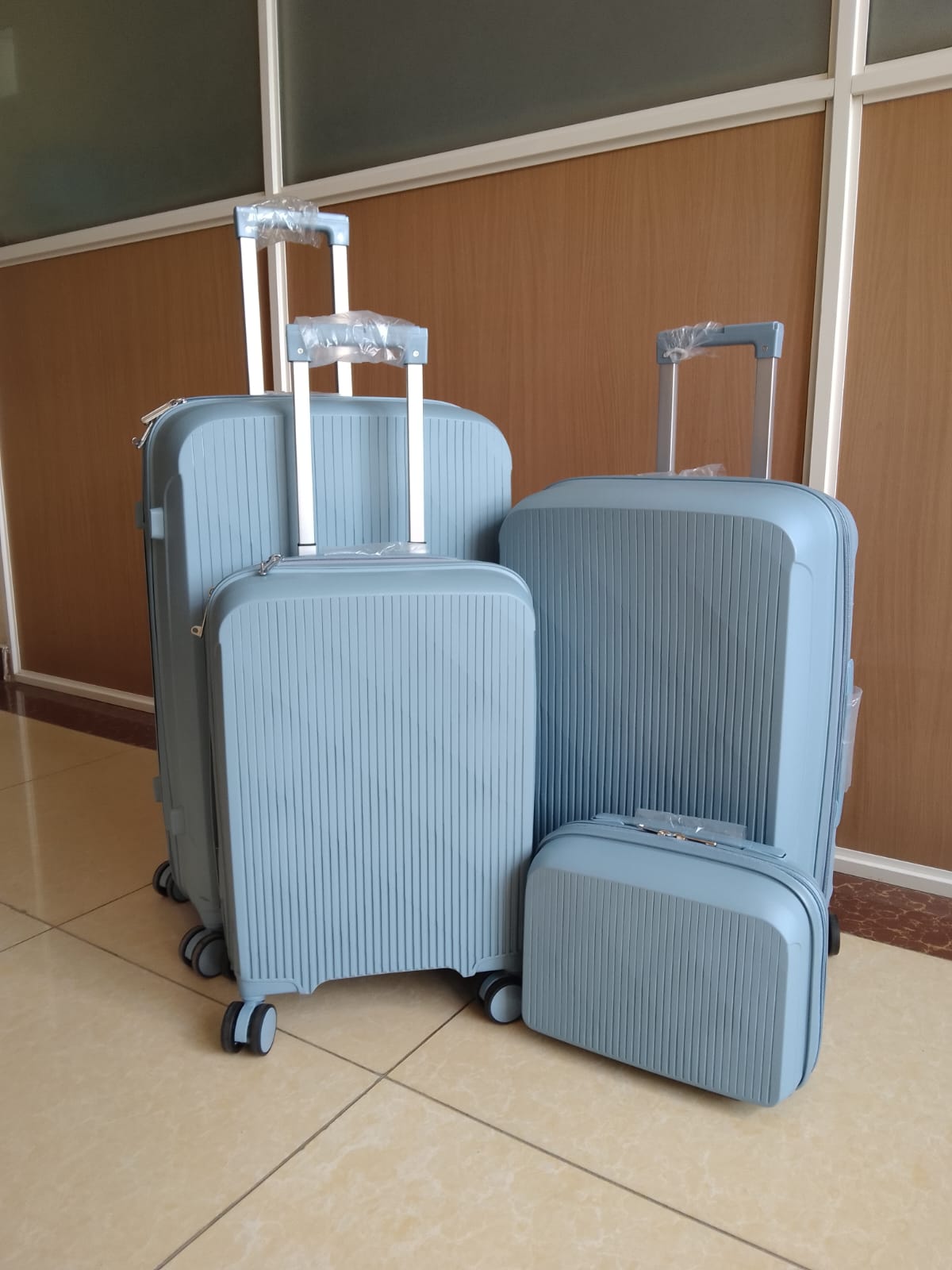 NEW TREND NEW STYLE ONLY AT KILLIMALL 💯 🔥 Fashion 4 IN 1 UNBREAKBLE LUXURIOUS RUBBER SUITCASE NOW AT OFFER PRICE 🎉