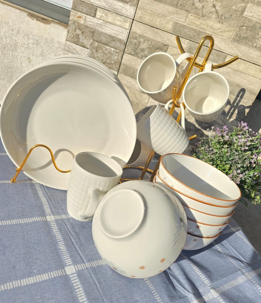 *18pcs White dinner set*

✅Comes with ;

       6 dinner plates 

       6 bowls



       6 mugs