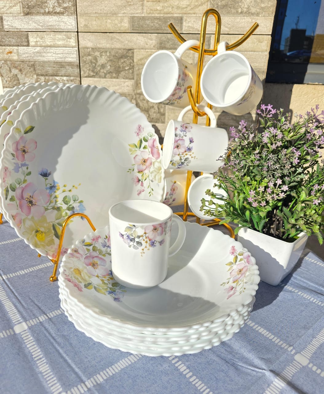 *18pcs White dinner set*

✅Comes with ;

       6 dinner plates 

       6 bowls



       6 mugs