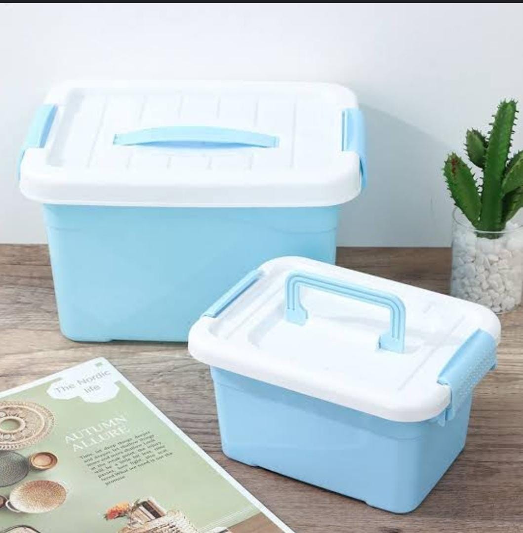 5Kg tight lid storage container with cover, latches on both sides can tightly seal the box. Made of food grade BPA free plastic. Easy to clean and it's dishwasher safe.
