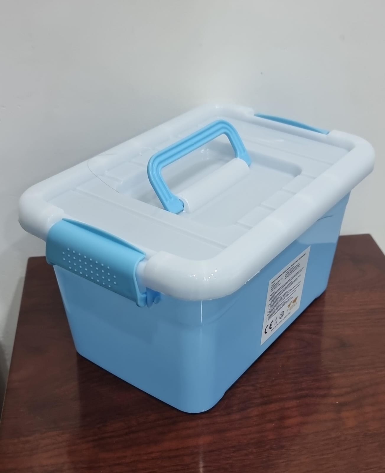 5Kg tight lid storage container with cover, latches on both sides can tightly seal the box. Made of food grade BPA free plastic. Easy to clean and it's dishwasher safe.