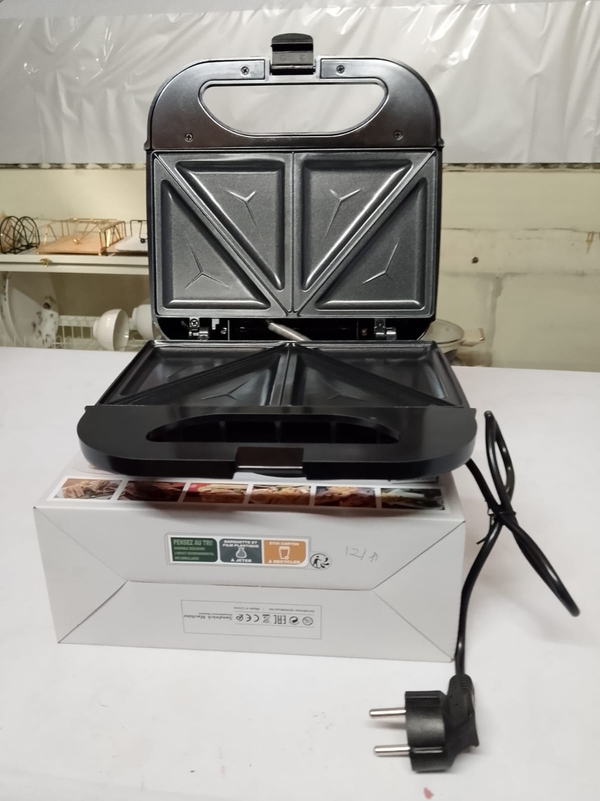 🎀REKI Nonstick 750W Heavy-Duty 2 Slice In 1 Sandwich Maker And Bread Toaster🎇Grills two sandwiches, omelettes or servings of French toast
Red and green 'ready to bake/ready to eat' indicator lights