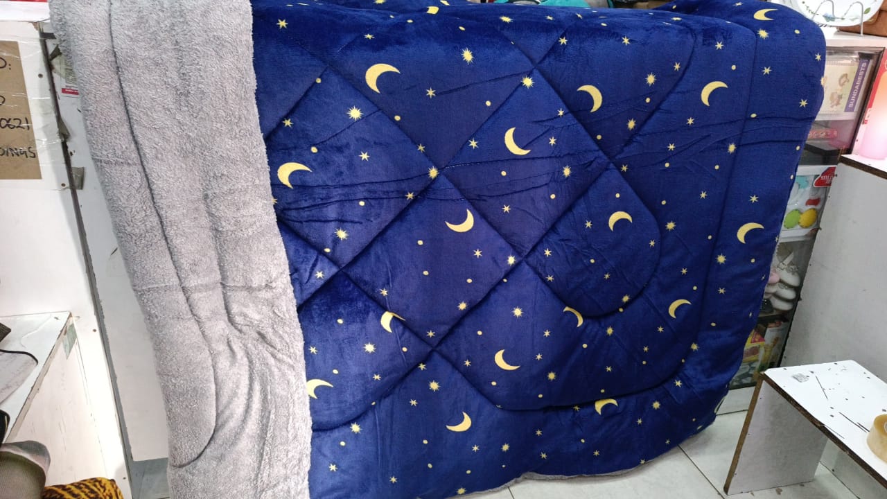 PRICE DROPPED🎀5x6 Single Woolen Duvet – Warm, Soft & Comfortable – No Pillowcase or Bedsheet🎇Material: Premium woolen fabric for unmatched warmth and comfort

✅ Soft & Fluffy: Feels like a warm hug