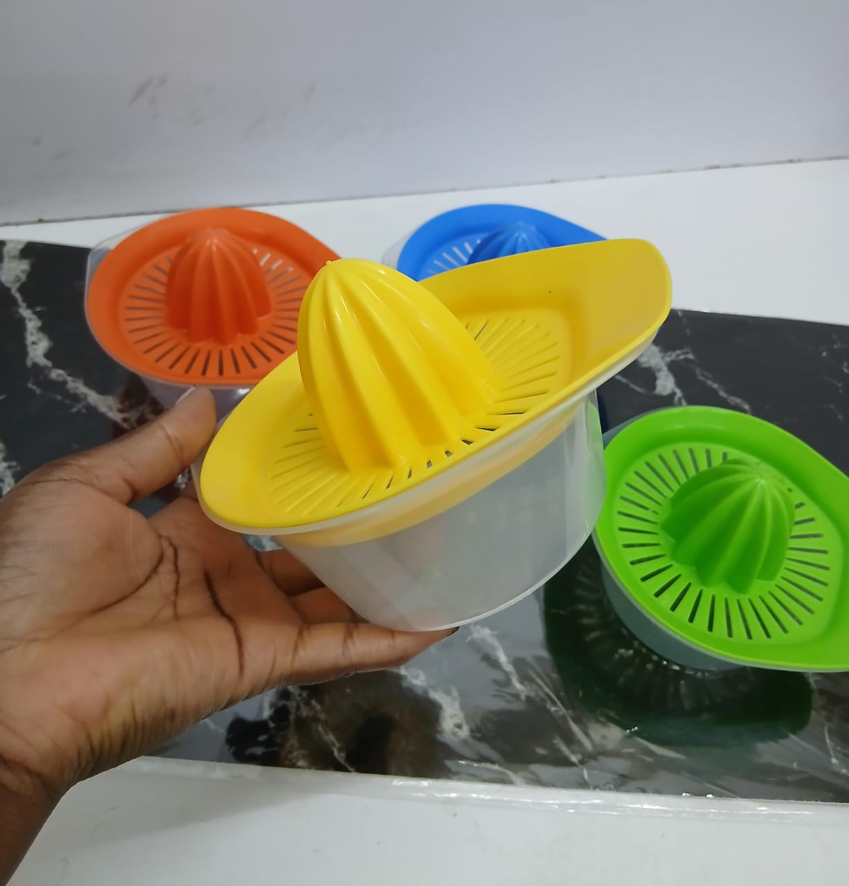 🦋Multifunctional Manual Orange / Lime Squeezer Juicer ,Egg Yolk Separator , Measuring Cup And Grater🪰Citrus Manual juicer saves storage space and can not only juice water, but also grind garlic, pot
