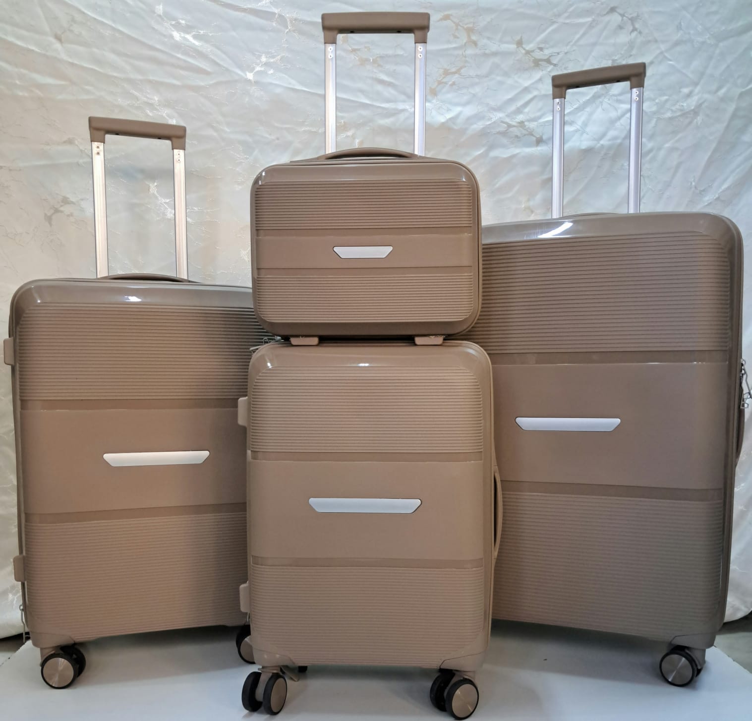 New arrival🍁4 IN 1 UNBREAKBLE LAXURIOUS RUBBER SUITCASE BRIEFCASE TRAVEL BAG.Made of high-quality materials 
Sleek and stylish design
4-in-1 design 
Hard outer shell for protection FROM SCRATCHES
Num