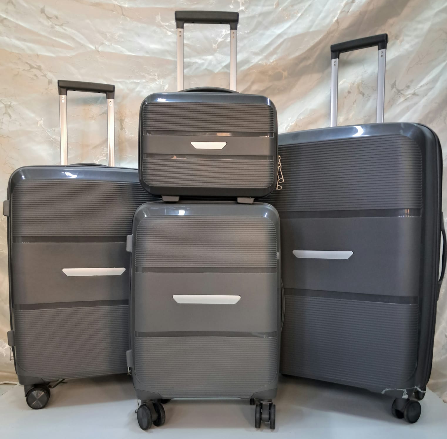 New arrival🍁4 IN 1 UNBREAKBLE LAXURIOUS RUBBER SUITCASE BRIEFCASE TRAVEL BAG.Made of high-quality materials 
Sleek and stylish design
4-in-1 design 
Hard outer shell for protection FROM SCRATCHES
Num