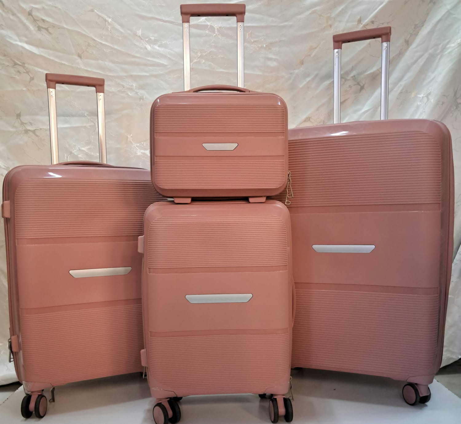 New arrival🍁4 IN 1 UNBREAKBLE LAXURIOUS RUBBER SUITCASE BRIEFCASE TRAVEL BAG.Made of high-quality materials 
Sleek and stylish design
4-in-1 design 
Hard outer shell for protection FROM SCRATCHES
Num