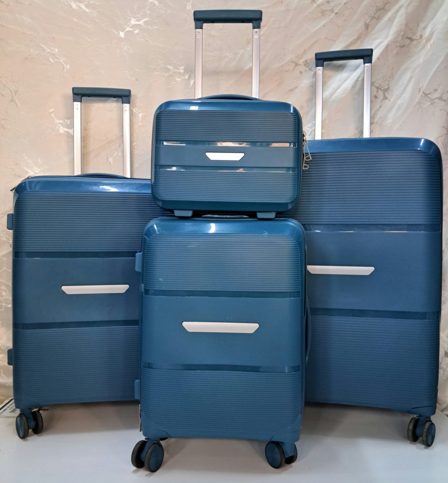 New arrival🍁4 IN 1 UNBREAKBLE LAXURIOUS RUBBER SUITCASE BRIEFCASE TRAVEL BAG.Made of high-quality materials 
Sleek and stylish design
4-in-1 design 
Hard outer shell for protection FROM SCRATCHES
Num