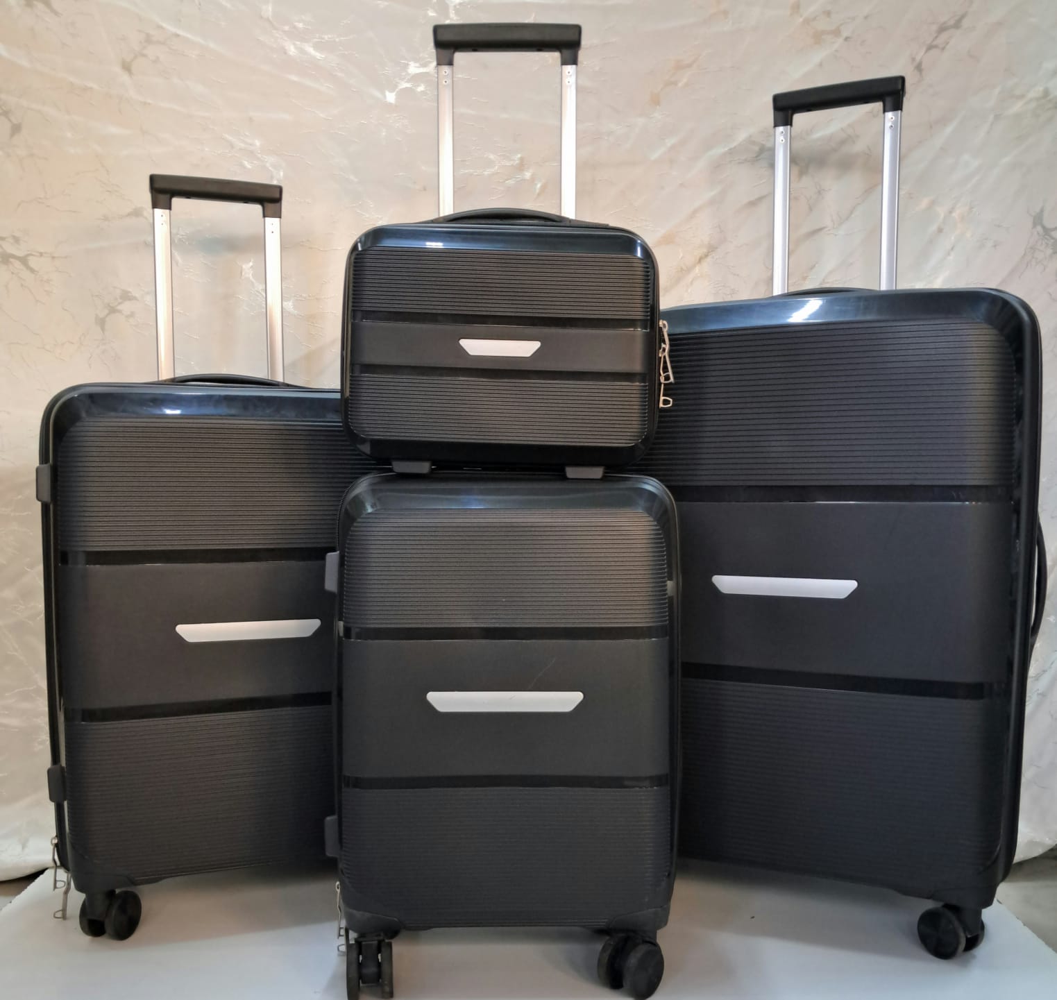 New arrival🍁4 IN 1 UNBREAKBLE LAXURIOUS RUBBER SUITCASE BRIEFCASE TRAVEL BAG.Made of high-quality materials 
Sleek and stylish design
4-in-1 design 
Hard outer shell for protection FROM SCRATCHES
Num