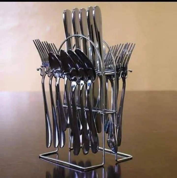 24Pcs Stainless Steel Cutlery Set with Holder For Home Kitchen And Daily Use.Material: Stainless Steel
Pattern: Solid 
Number of Pieces: 24 (6-table spoons, 6-tea spoons, 6-forks, 6-butter knives)
Dis