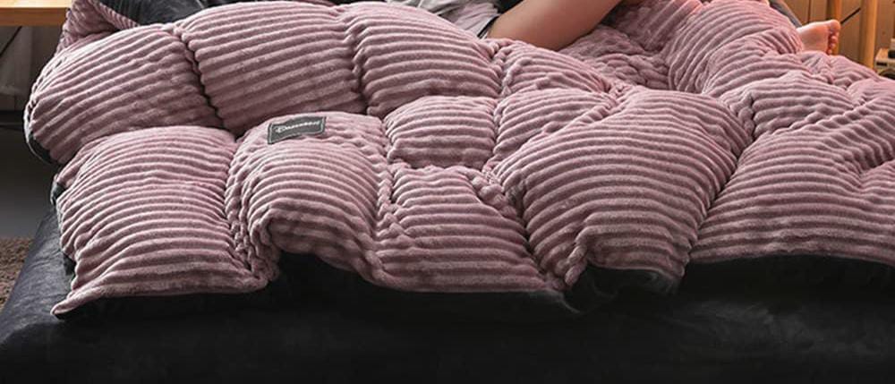 Velvet duvets.
1 pc duvet 
1 pc bedsheet 
2 pcs pillow cases
▪️6x6 
Weaver bird