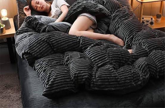 Velvet duvets.
1 pc duvet 
1 pc bedsheet 
2 pcs pillow cases
▪️6x6 
Weaver bird