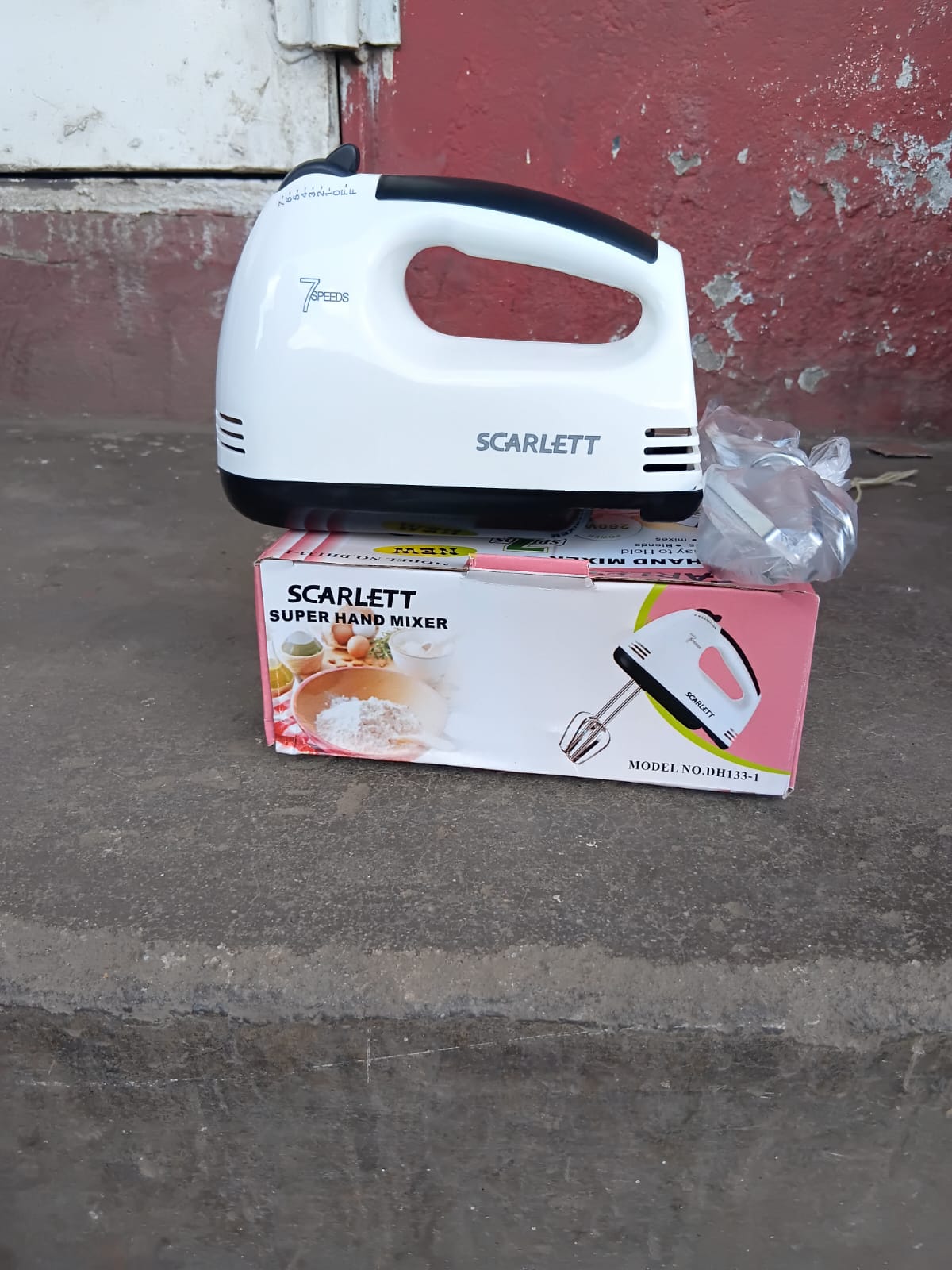 Scarlett Hand Mixer. Convenient Handheld Which Allows You To Control The Hand Blender With Ease.