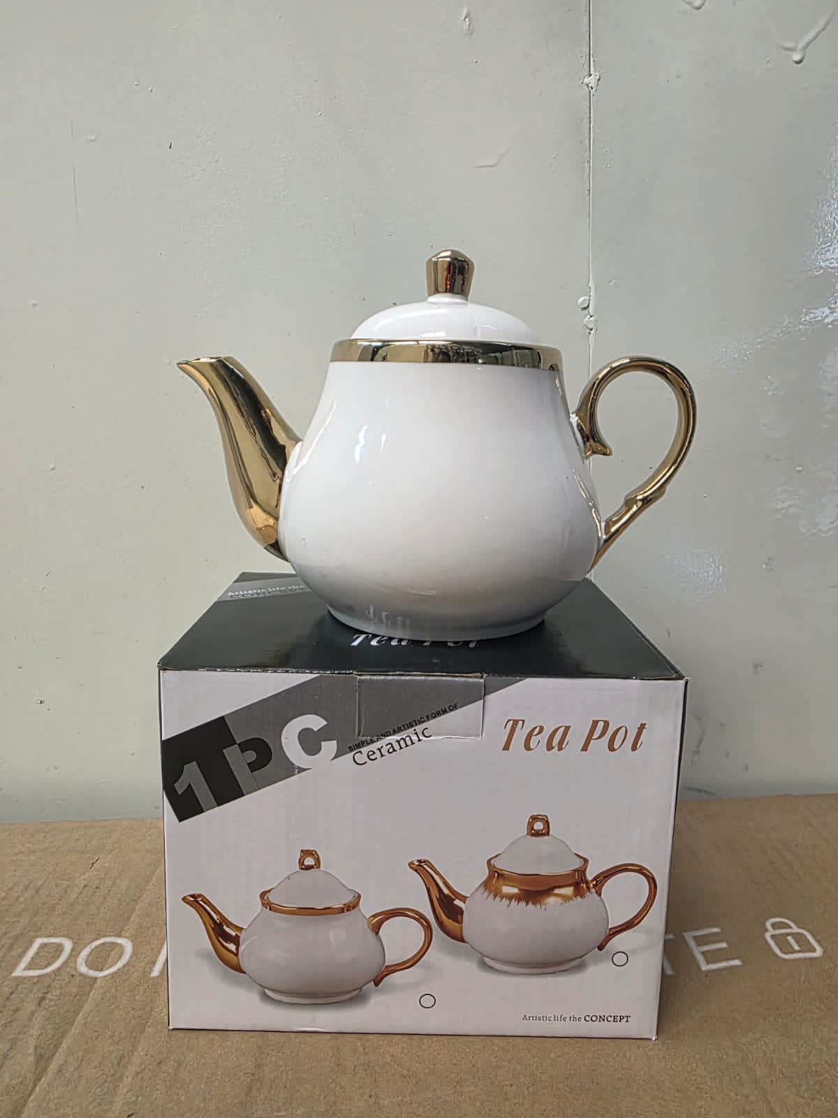CERAMIC TEA POT. Elegant Design Perfect for Serving Tea or Coffee, Heat-Resistant Material Retains Temperature and Smooth Spout for Easy, Drip-Free Pouring.
