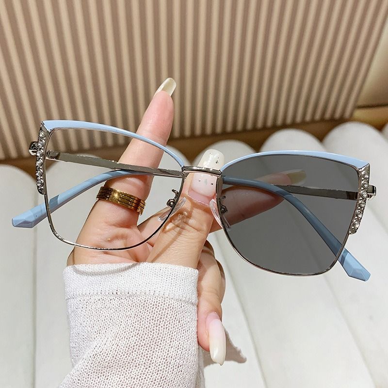 1pc Women's Cat Eye Photochromic Lens Glasses, Hollow Metal Frame Design Suitable For Student Reading, Office, Street Wear, Festivals, Gift For Girlfriend