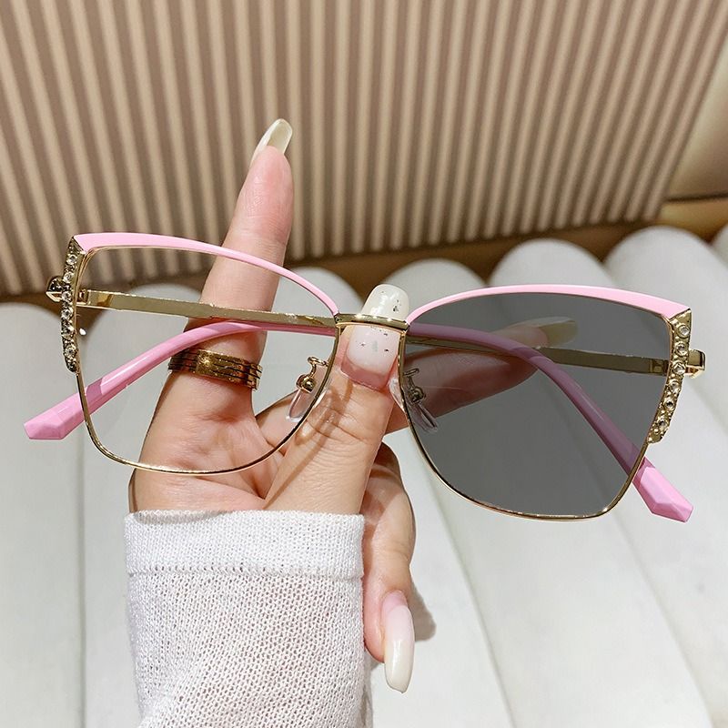 1pc Women's Cat Eye Photochromic Lens Glasses, Hollow Metal Frame Design Suitable For Student Reading, Office, Street Wear, Festivals, Gift For Girlfriend