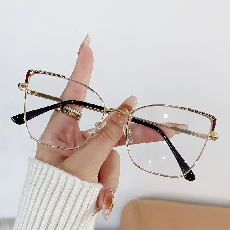 1 Pair Women's Stylish Cat Eye Fashion Glasses with Metal Frame, Color-Changing PC Lenses, Fashionable Oval Design with Black Tint on Cloudy Days