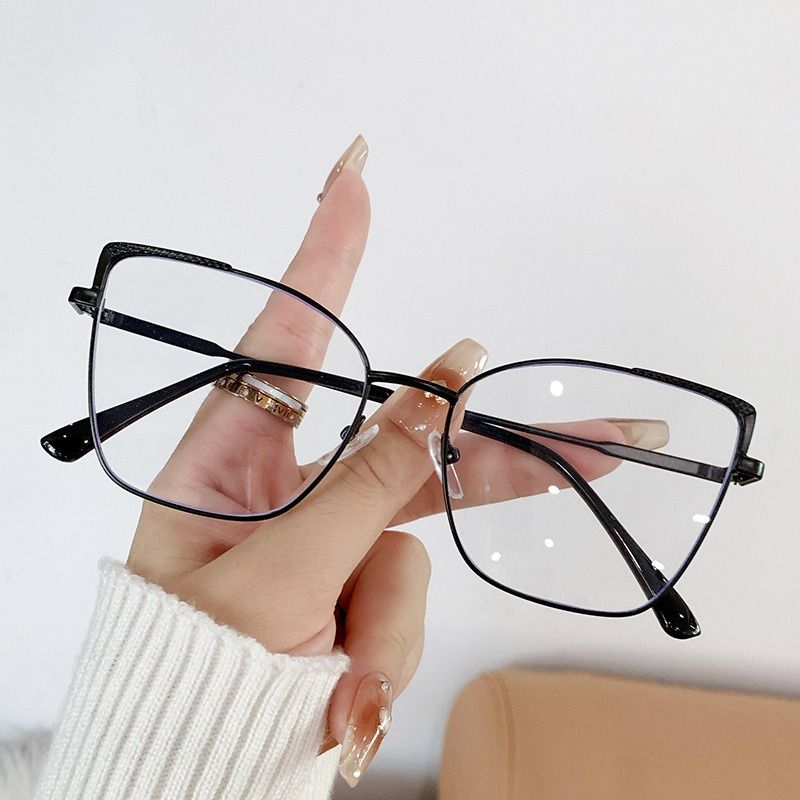 1 Pair Women's Stylish Cat Eye Fashion Glasses with Metal Frame, Color-Changing PC Lenses, Fashionable Oval Design with Black Tint on Cloudy Days