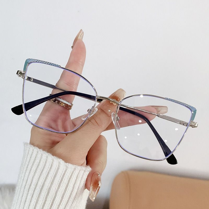 1 Pair Women's Stylish Cat Eye Fashion Glasses with Metal Frame, Color-Changing PC Lenses, Fashionable Oval Design with Black Tint on Cloudy Days