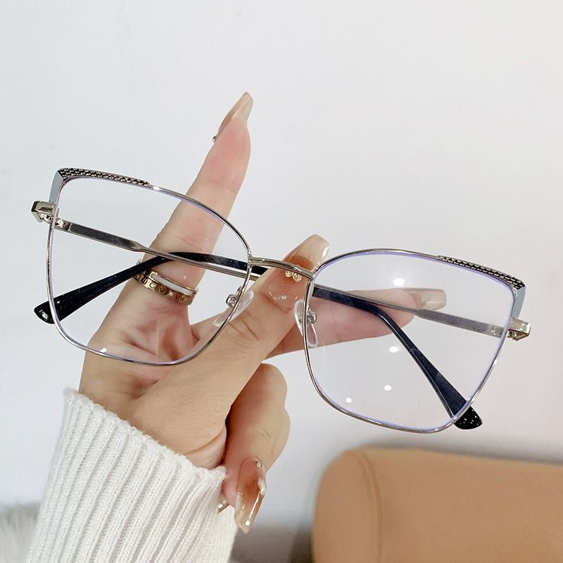 1 Pair Women's Stylish Cat Eye Fashion Glasses with Metal Frame, Color-Changing PC Lenses, Fashionable Oval Design with Black Tint on Cloudy Days
