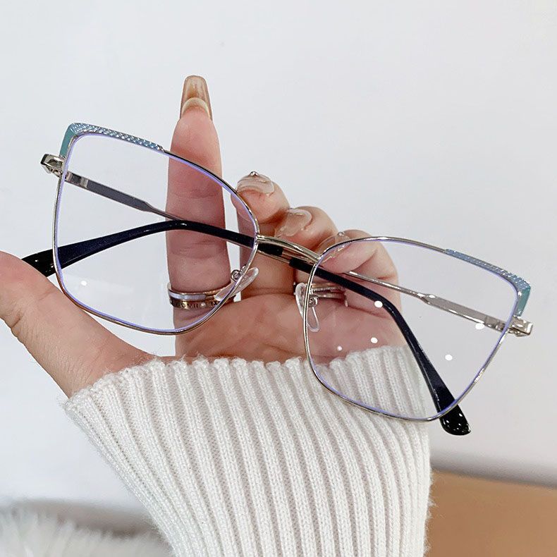 1 Pair Women's Stylish Cat Eye Fashion Glasses with Metal Frame, Color-Changing PC Lenses, Fashionable Oval Design with Black Tint on Cloudy Days